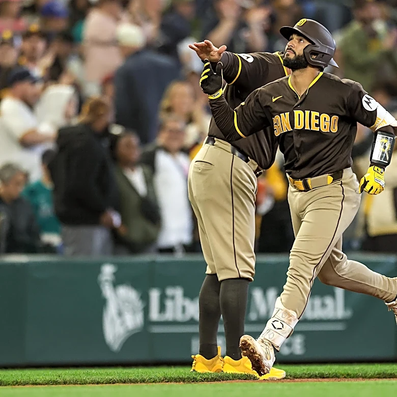 Padres bats erupt for slugfest in Seattle