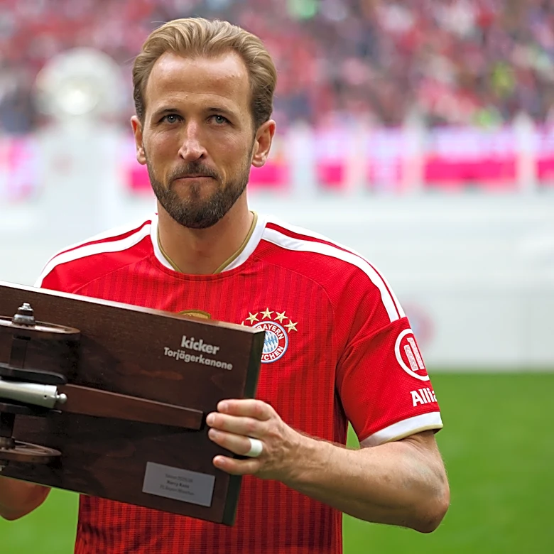 Harry Kane a bit miffed that the Bundesliga top scorer award looks like the Arsenal badge
