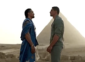 Video: Oleksandr Usyk and Rico Verhoeven face off in front of Pyramids at Giza