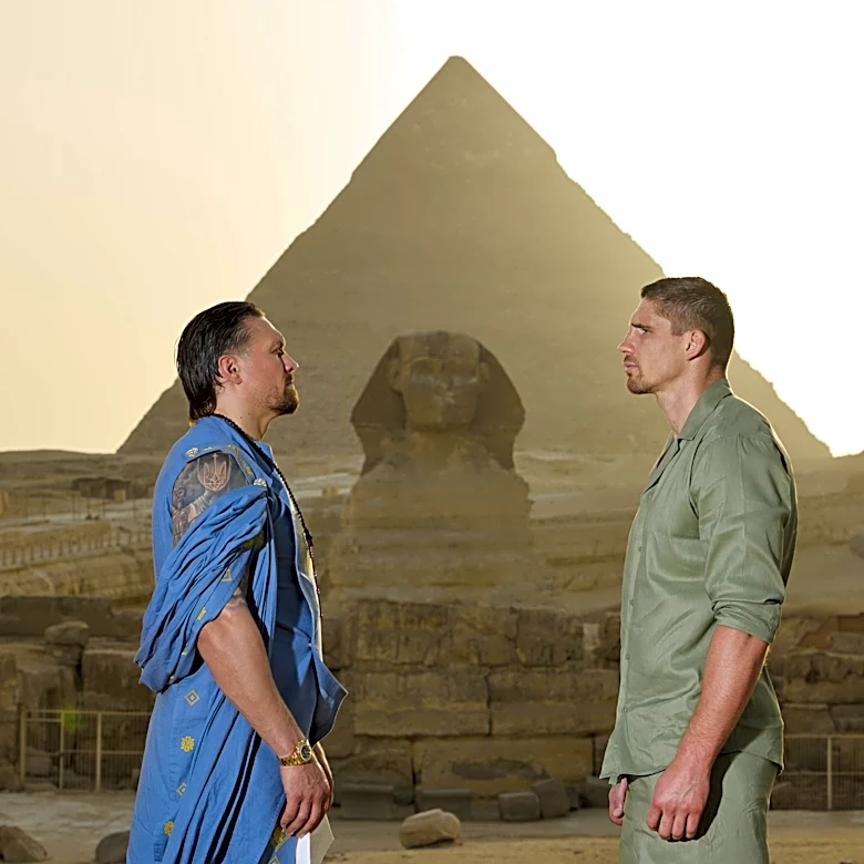 Face off! Oleksandr Usyk has epic face off with Rico Verhoeven in front of the Pyramids of Giza in Egypt | video