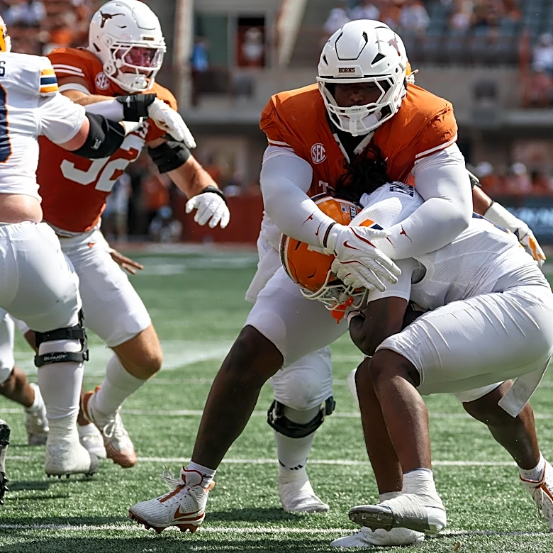 Patriots add defensive tackle Travis Shaw to rookie class, waive long snapper