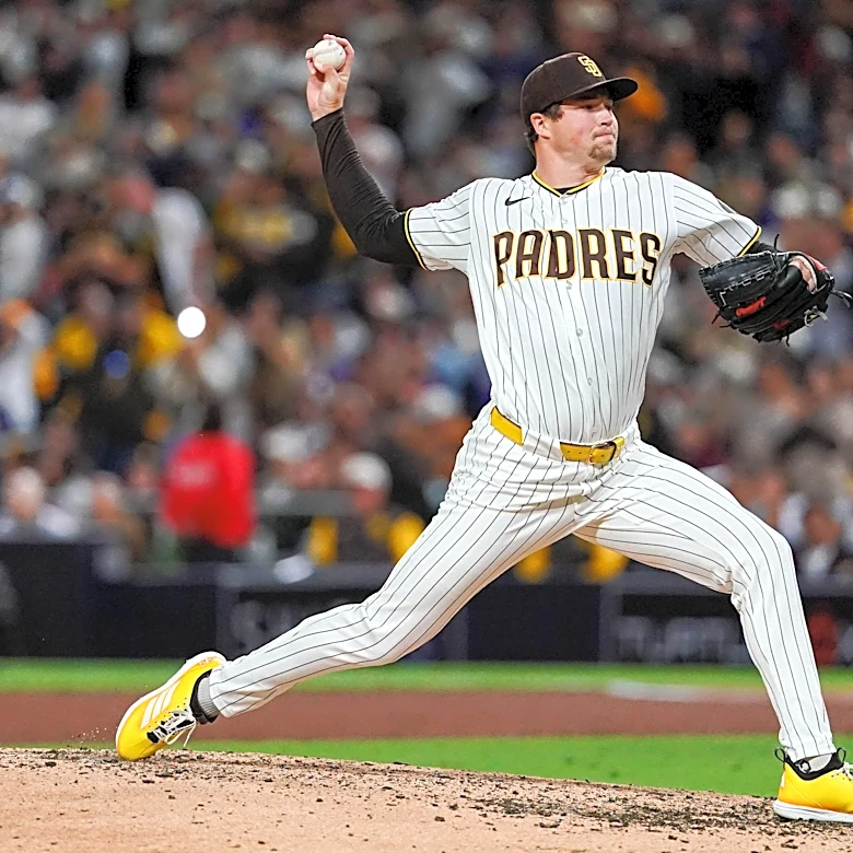 Padres’ ninth-inning mishap gifts Dodgers 5-4 victory