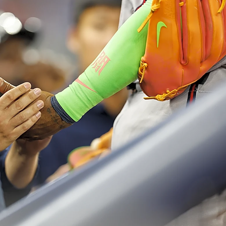 Ronald Acuña, Jr. leaves game with apparent thumb issue