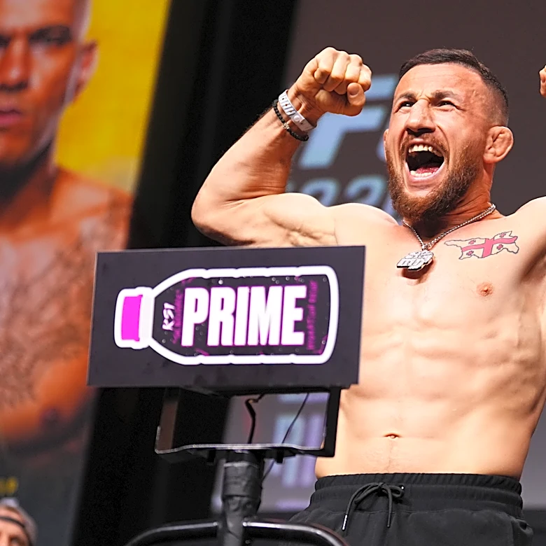 Video: Merab Dvalishvili chokes out bodybuilding influencer Larry Wheels in seconds