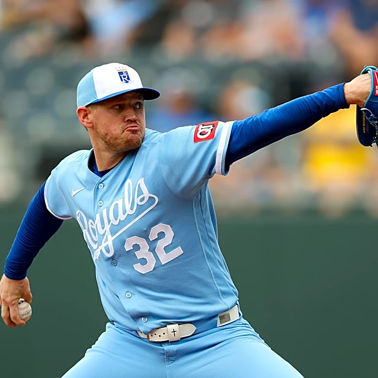 Stephen Kolek pitches a CGSO, Royals beat Mariners 5-0