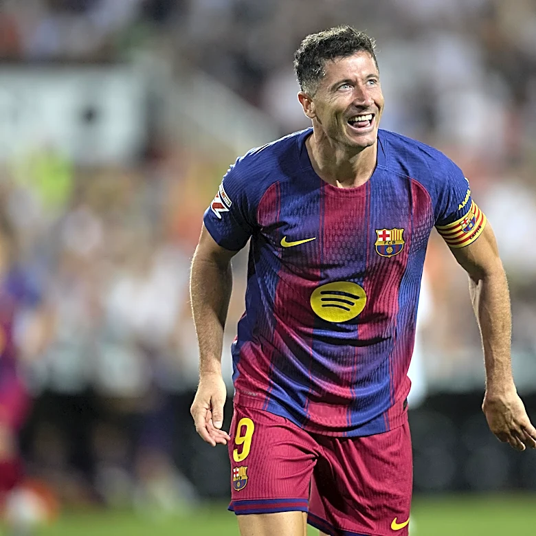 Where does Robert Lewandowski rank on the list of Barcelona’s greatest strikers?