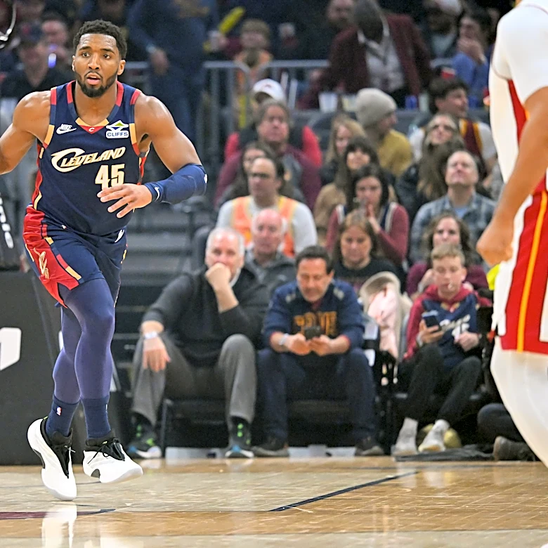 Donovan Mitchell receives end-of-season award