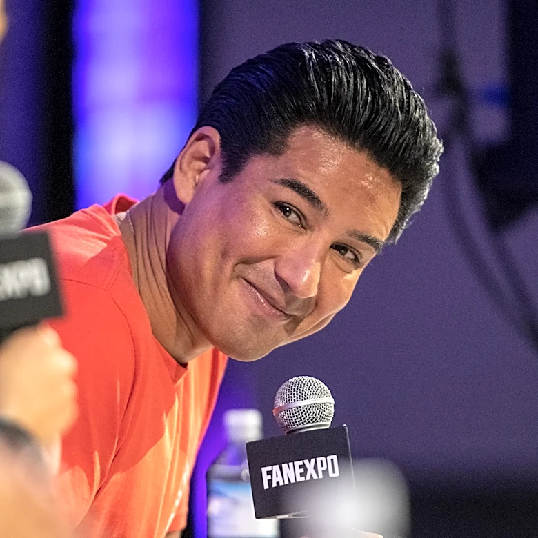 Slater from ‘Saved by the Bell’ gets to attend UFC White House (and you don’t)