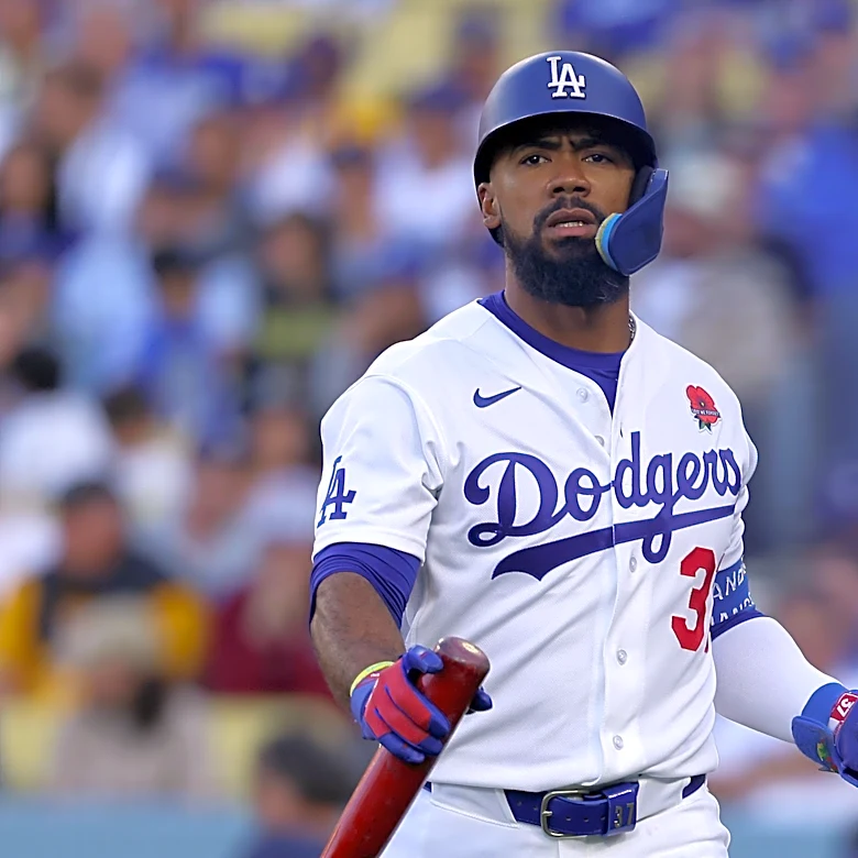Teoscar Hernández leaves game with left hamstring tightness