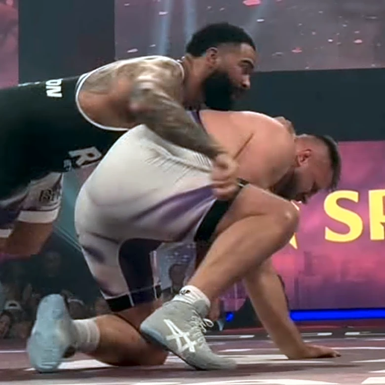 Gable Steveson blitzes Alexandr Romanov for tech fall victory, takes aim at 2 Olympians after winning RAF 9 main event