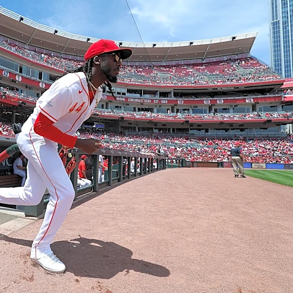 Reds place Elly De La Cruz on IL, call up Edwin Arroyo