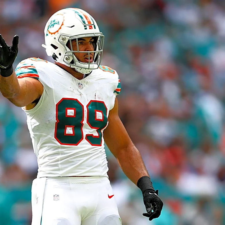 Patriots place tight end on IR after A.J. Brown trade