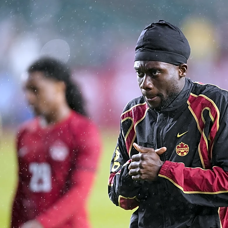 Bayern Munich News: Alphonso Davies on his way out at FC Bayern; FC Barcelona to pay €80M for Harry Kane?; and MORE!