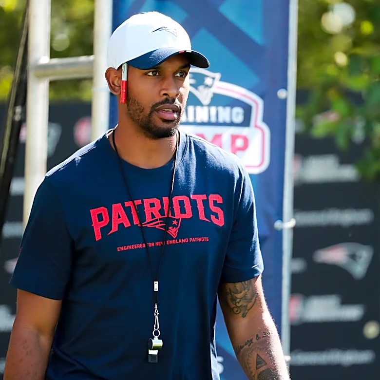 Up-and-coming coach explains decision to stay with Patriots