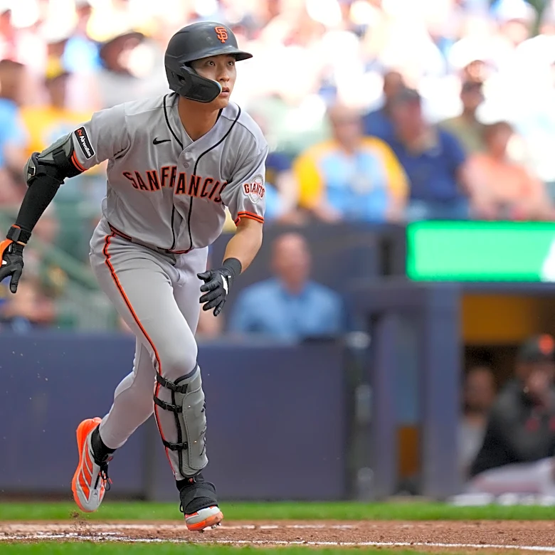 Giants knock out Brewers in Milwaukee slugfest