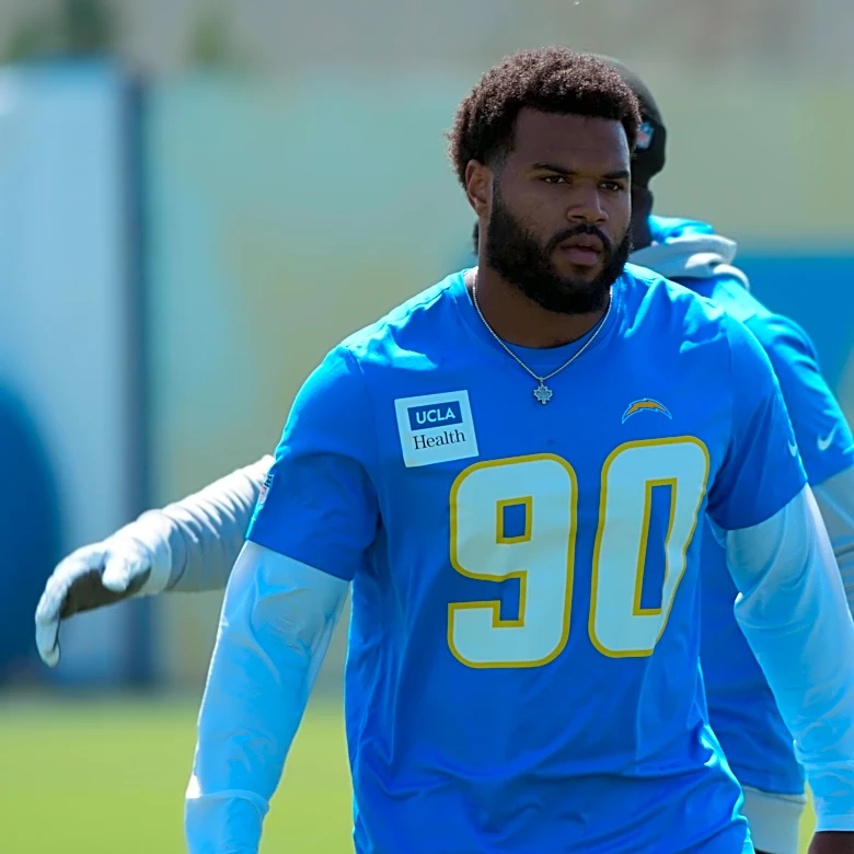 Chargers sign 1st-round pick Akheem Mesidor to rookie deal