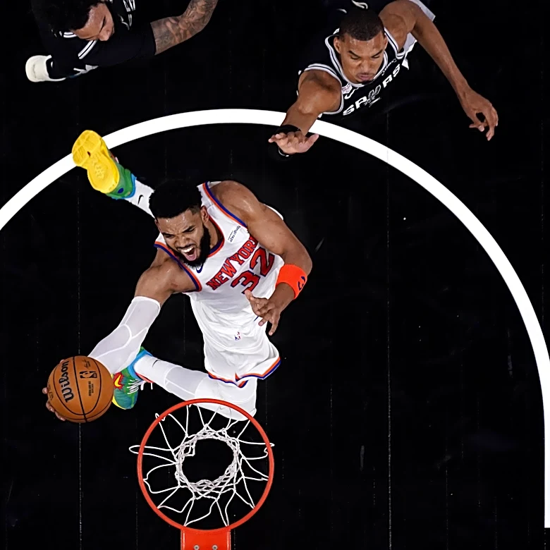 Knicks 105, Spurs 104: Scenes from the endless magic carpet ride