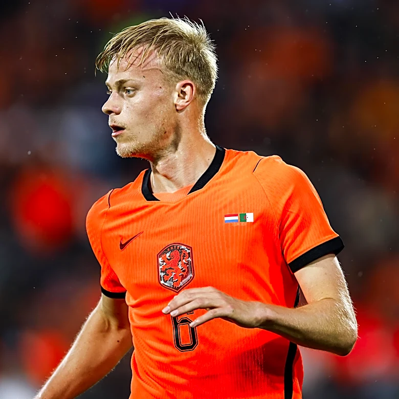 REPORT: Tottenham continue to negotiate for Jan Paul van Hecke