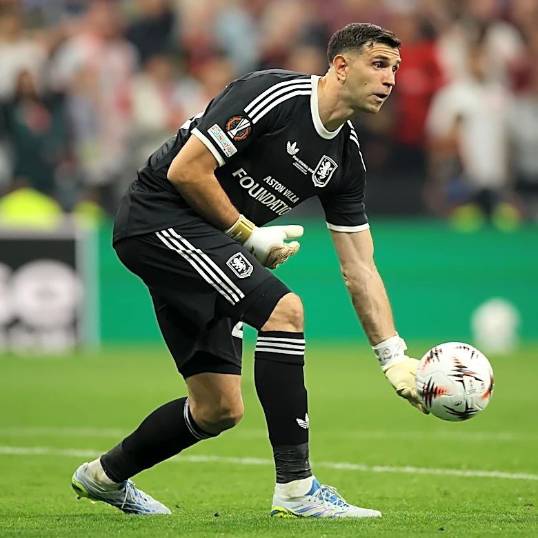 Reports: Juventus open talks with Emi Martinez as goalkeeper search rolls on