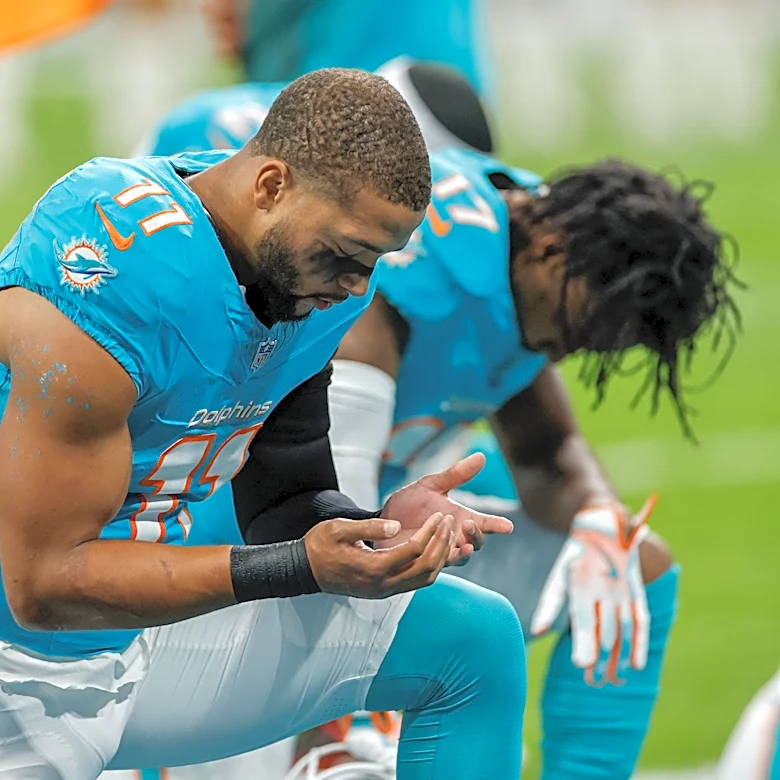Dolphins head coach praises new leadership on roster
