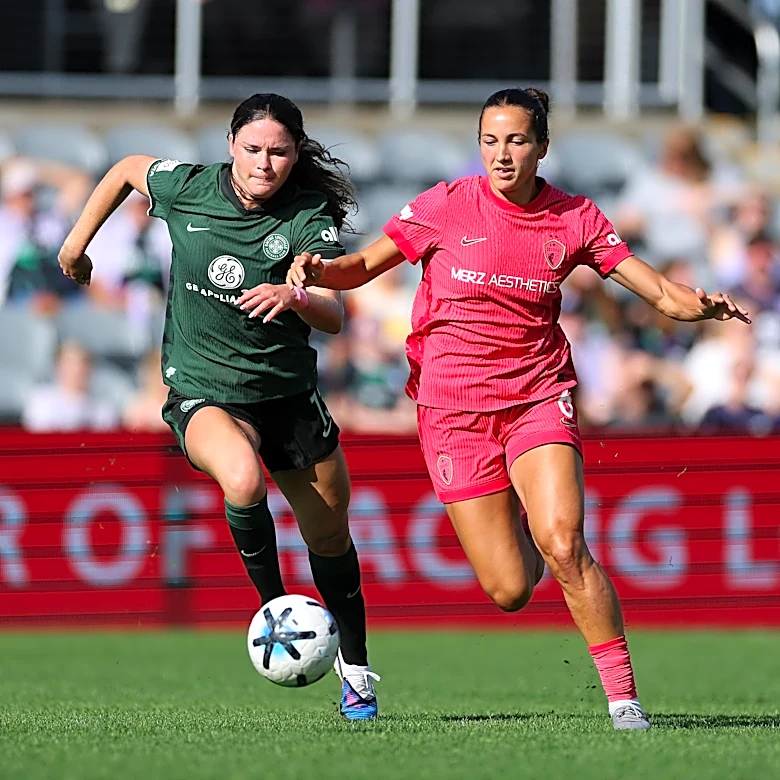 Defender Ivy Younce extended her contract with the North Carolina Courage