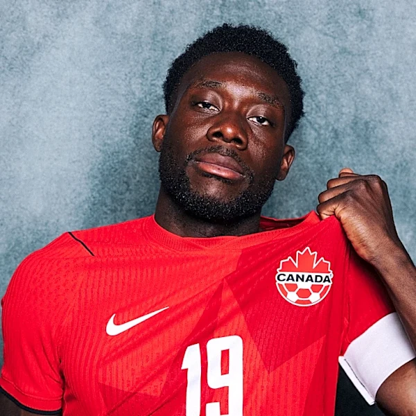 Alphonso Davies begins training with ball just before the World Cup