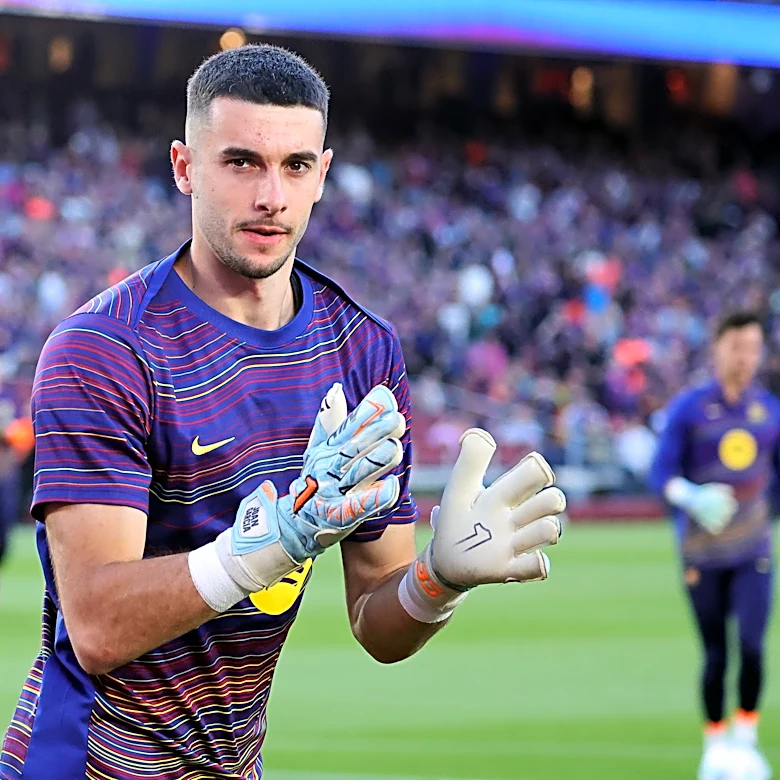 Barcelona’s Joan García channels his inner Víctor Valdés from Spain’s World Cup camp