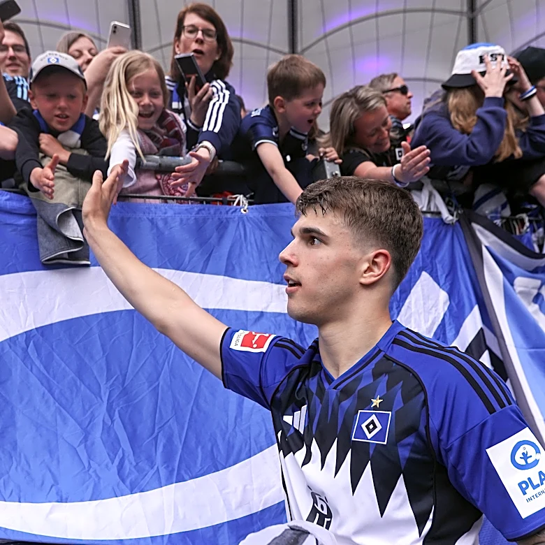 Should Bayern Munich try to swoop in and steal Luka Vušković?