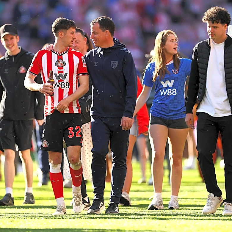 In Sunderland Circles, Régis Le Bris Stands Alone
