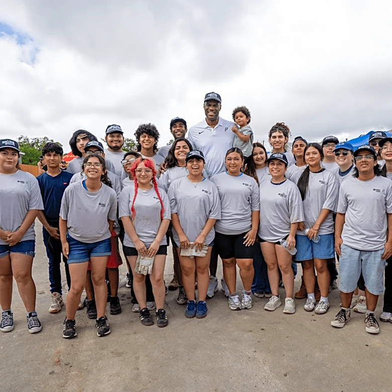 Open Thread: David Robinson helps celebrate Habitat for Humanity’s 50th anniversary
