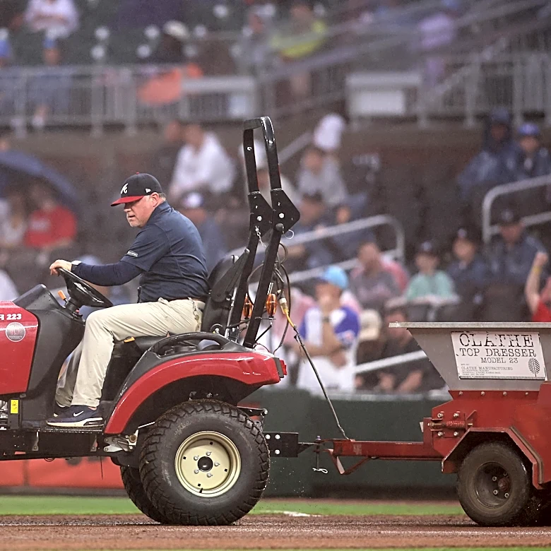 Braves get hit hard in both rain and shine in lifeless loss to Giants