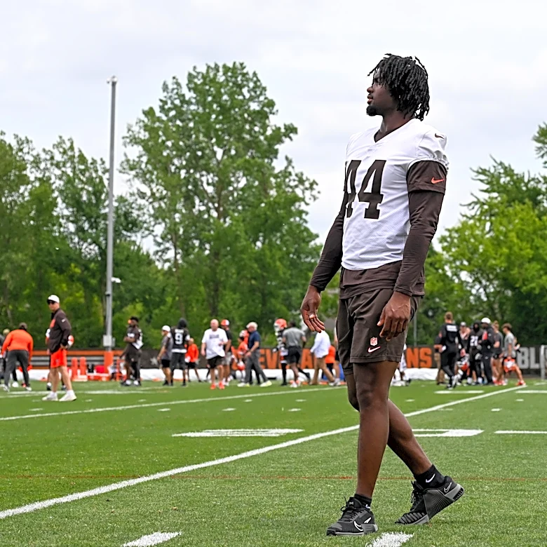 Daily Dawg Chow (6/19): Safeties, TEs, and a possible free agent WR