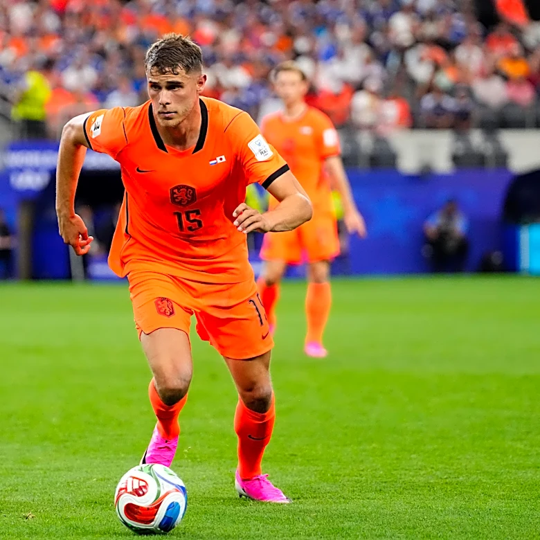 Is Micky van de Ven the best center-back target for Barcelona?