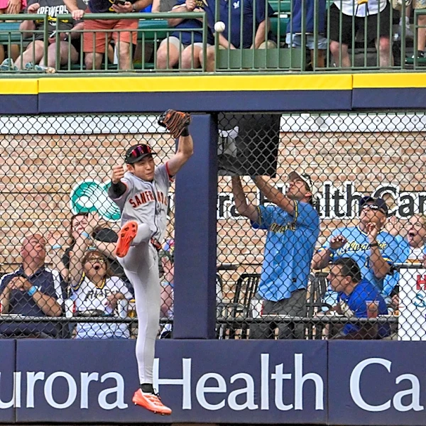 Is Jung Hoo Lee “fantastic,” or actually kinda bad in right field?