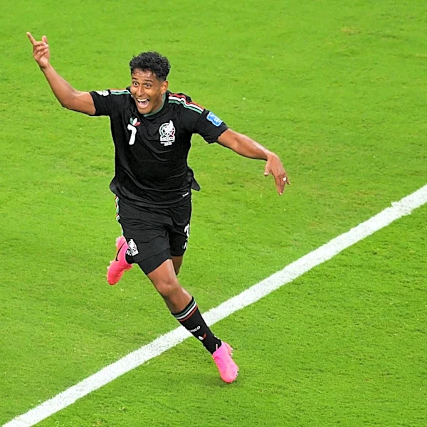 Mexico defeat South Korea to win Group A and qualify to the Round of 32