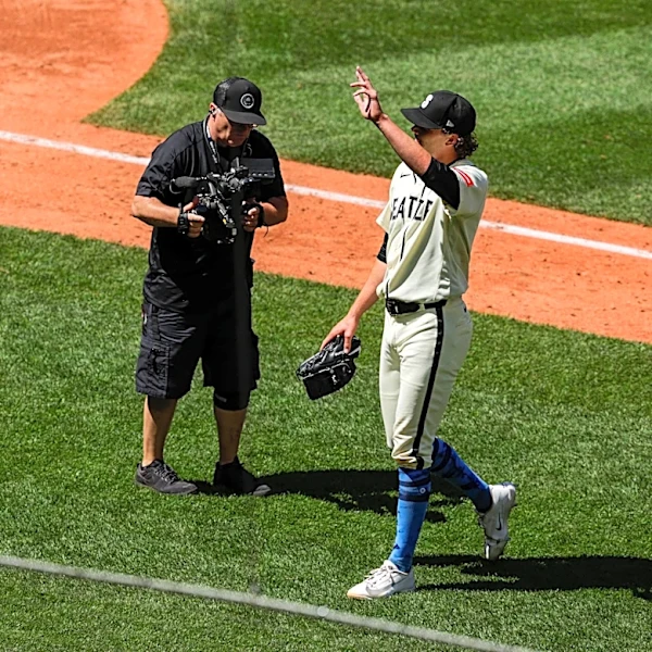 Lefties make it right, Mariners win 3-1 against Red Sox