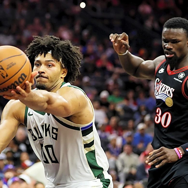 Jericho Sims picks up player option, will return to Bucks