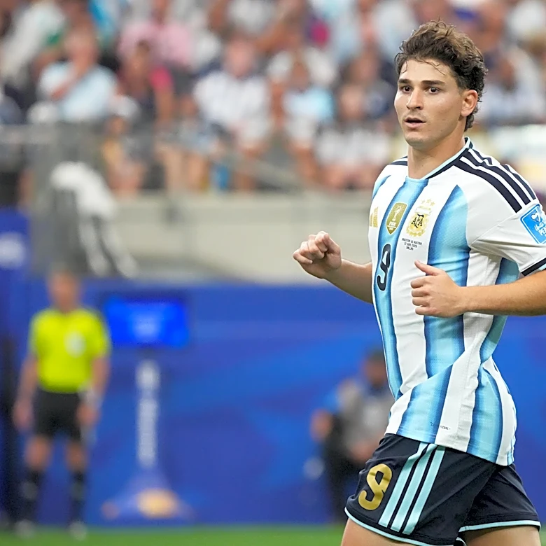 What’s going on with PSG and Barcelona target Julian Alvarez?