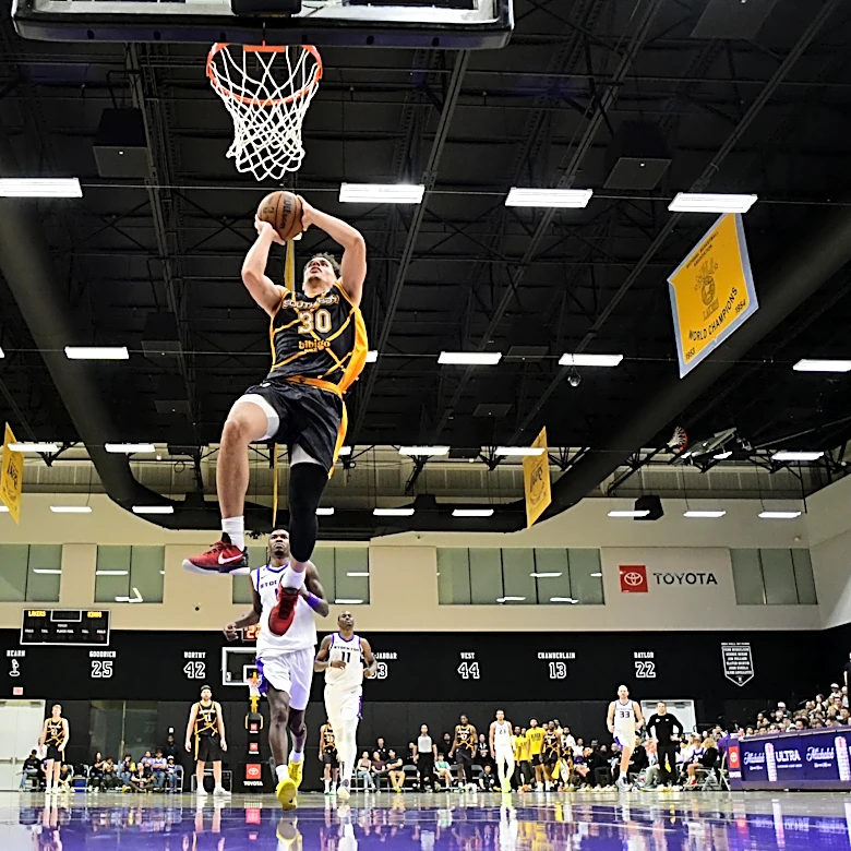 Lakers tender non-qualifying offer to Chris Mañon