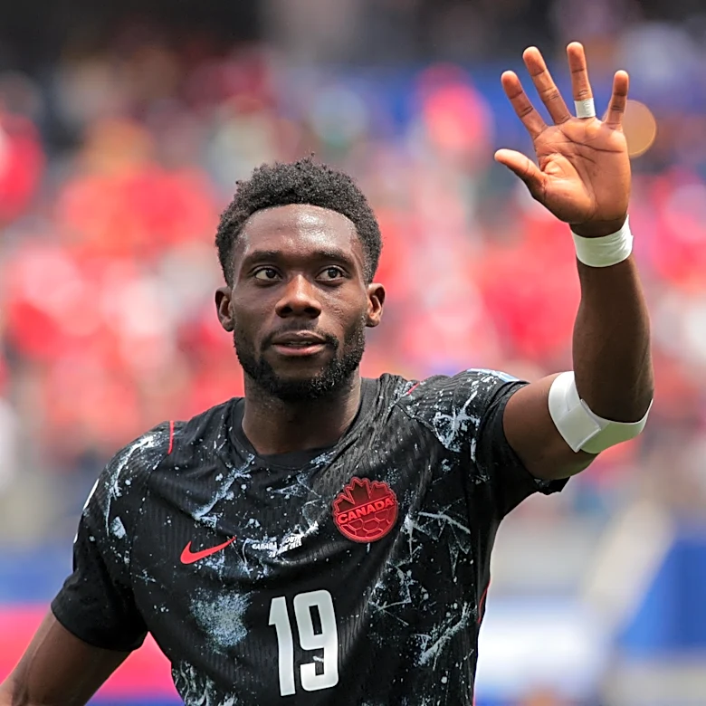 Report: Alphonso Davies enlists fitness trainer in bid to keep Bayern Munich place