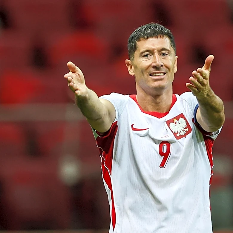 Official: Former Bayern Munich star Robert Lewandowski signs with Chicago Fire