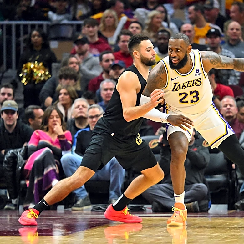 Report: Cavs looking to clear space for LeBron by trading two players