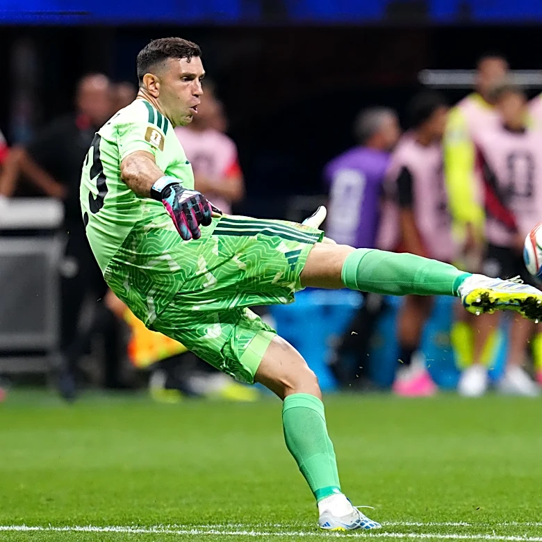 Report: Aston Villa willing to lower Emi Martinez asking price after contacts with Juventus