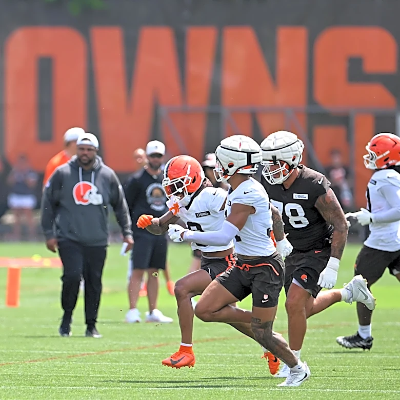 Daily Dawg Chow (7/15): Safeties. Visors. And training camp tix.
