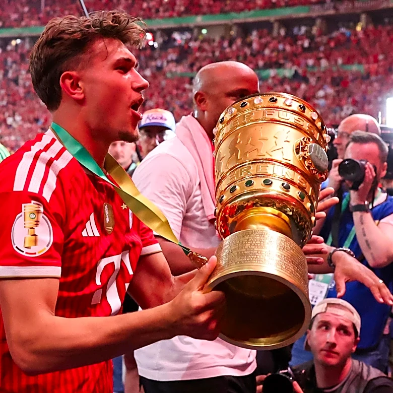Bayern Munich’s Tom Bischof changes jersey to No. 8