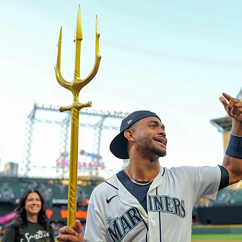 Mariners wait out Giants, win 4-3 in extras