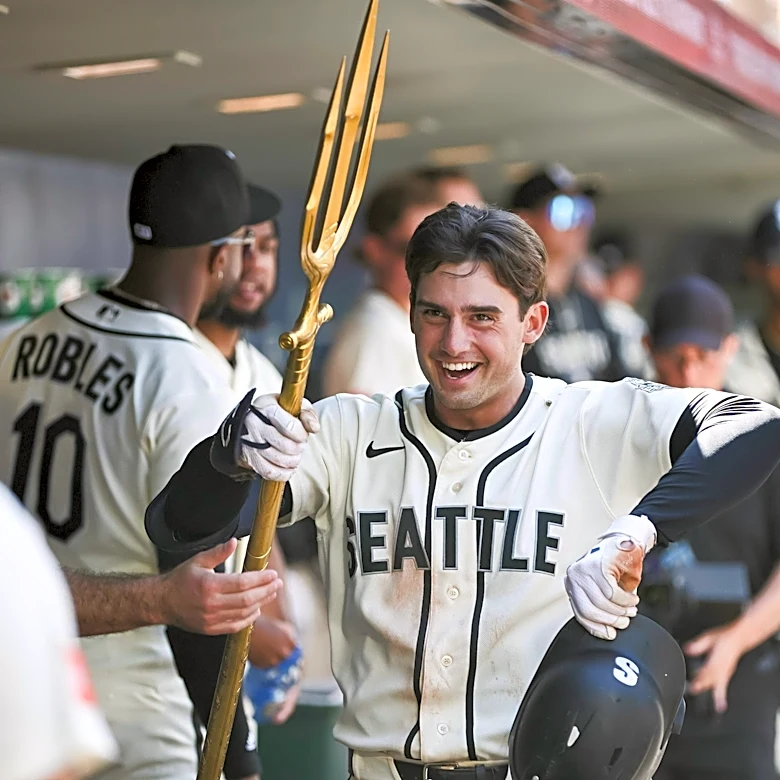 Mariners carve out niche, win 6-3 over Giants