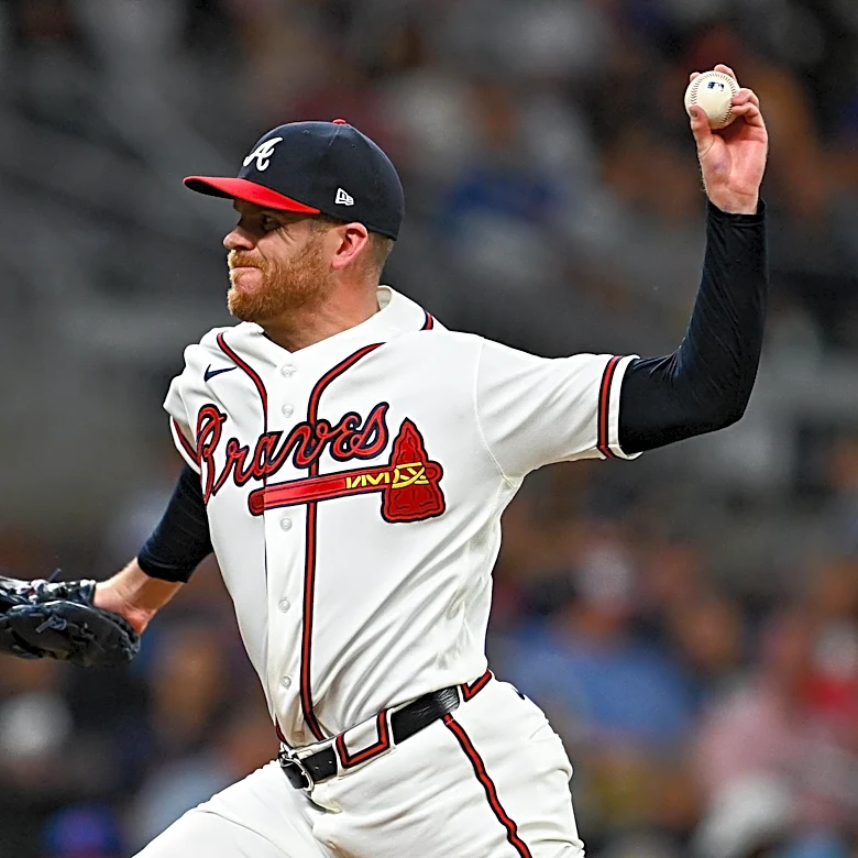 Royals sign veteran lefty Aaron Bummer