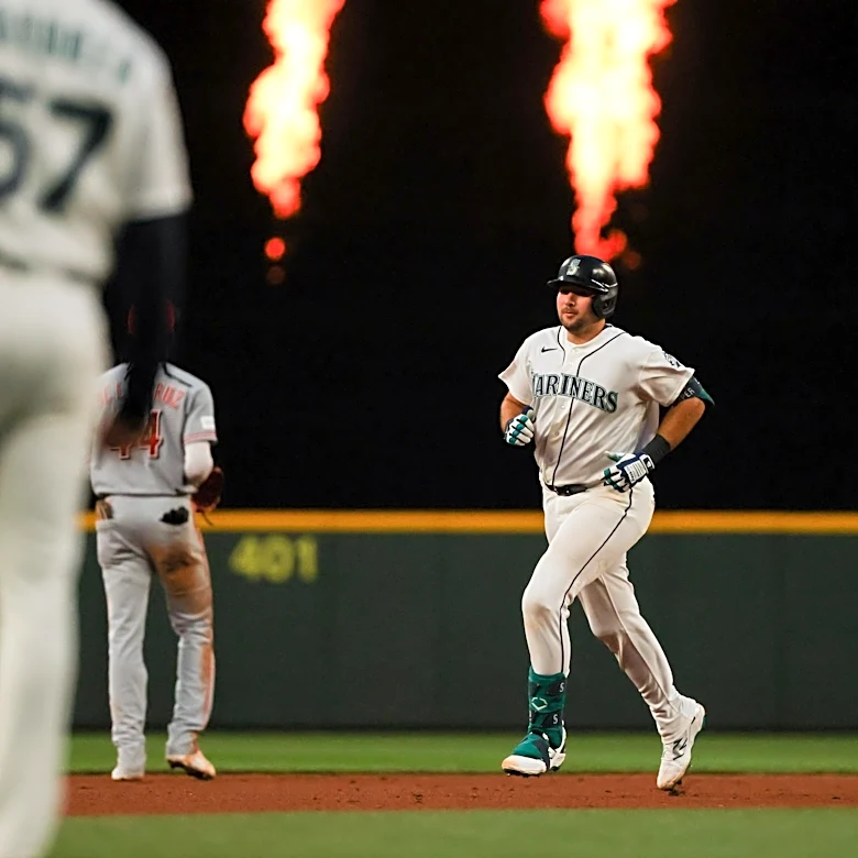 Mariners come to life, crush Reds 8-0