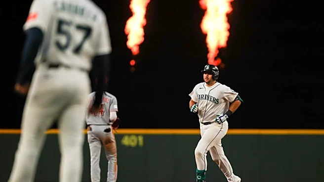 Mariners come to life, crush Reds 8-0